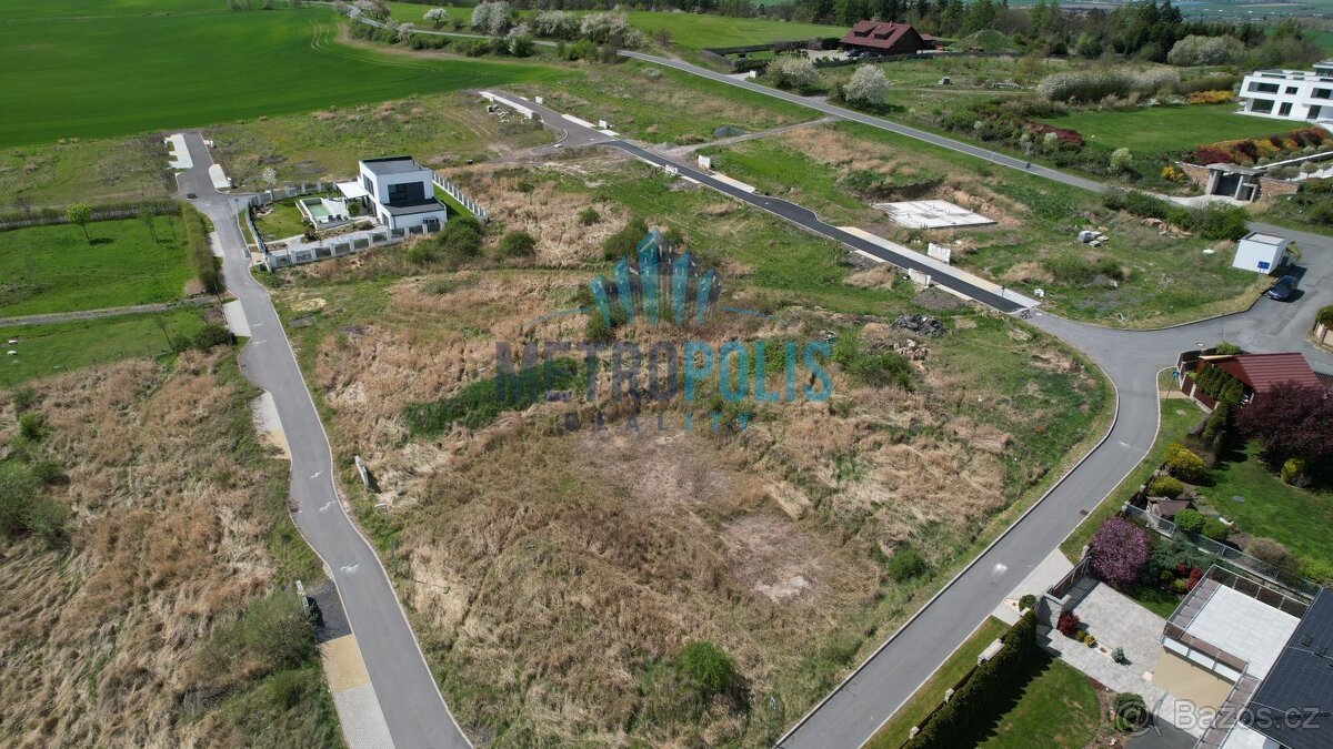 Stavební pozemek 826m² na kraji Hořovic – výhled, klid a kom