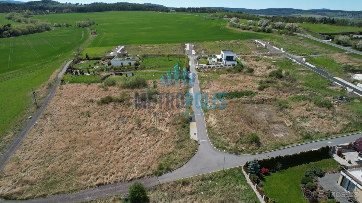 Stavební pozemek 826m² na kraji Hořovic – výhled, klid a kom