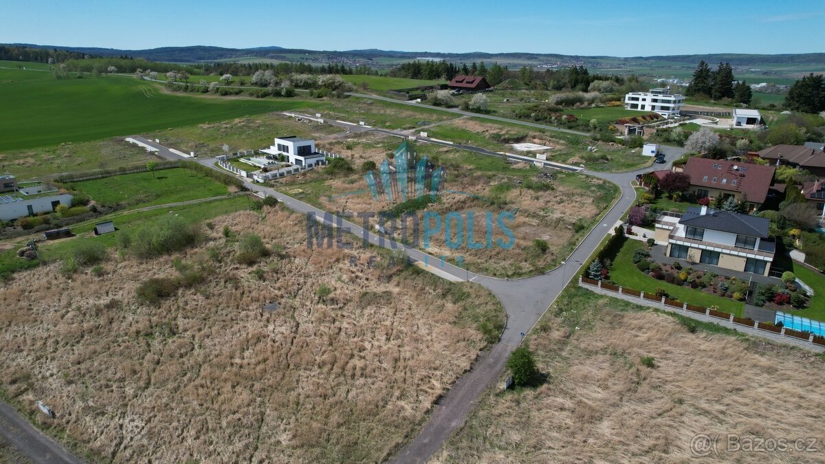 Stavební pozemek 826m² na kraji Hořovic – výhled, klid a kom