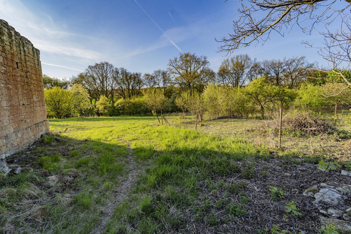 Svojetín, prodej stavebního pozemku 3831 m2