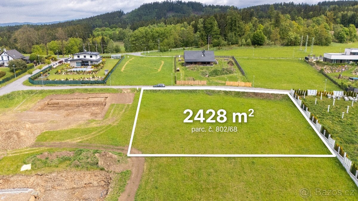 Slunný stavební pozemek 2428 m² s výhledem na Ještěd