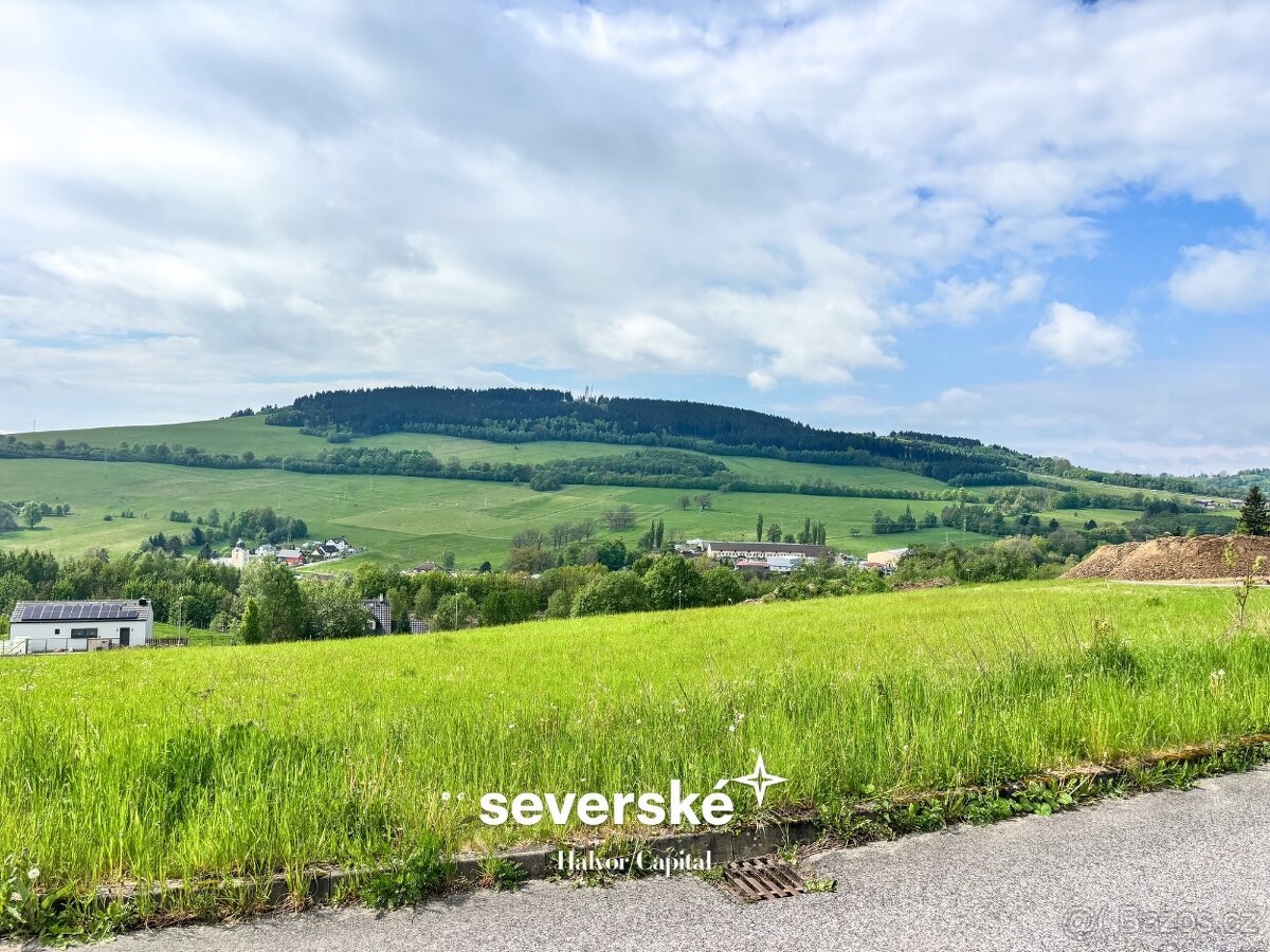 Slunný stavební pozemek 2428 m² s výhledem na Ještěd