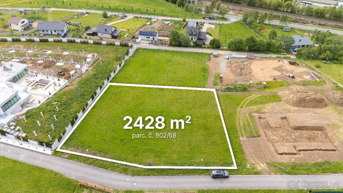 Slunný stavební pozemek 2428 m² s výhledem na Ještěd