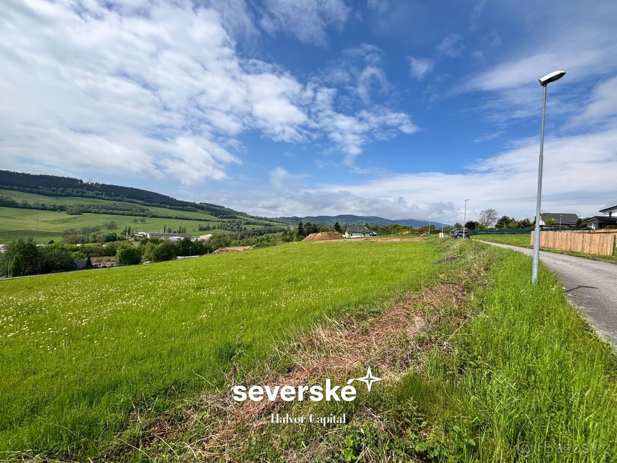 Slunný stavební pozemek 2428 m² s výhledem na Ještěd