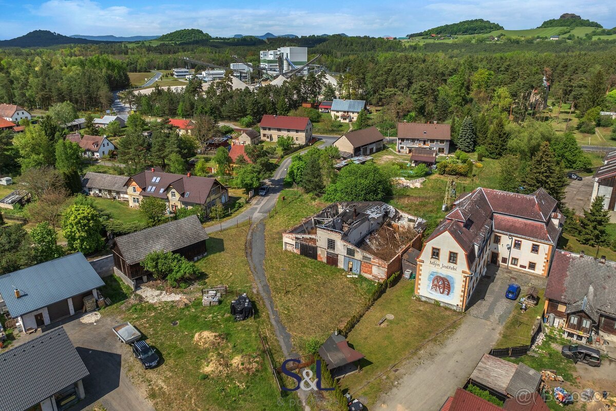 Prodej stavebního pozemku 2 111 m², Jestřebí - možnost výsta