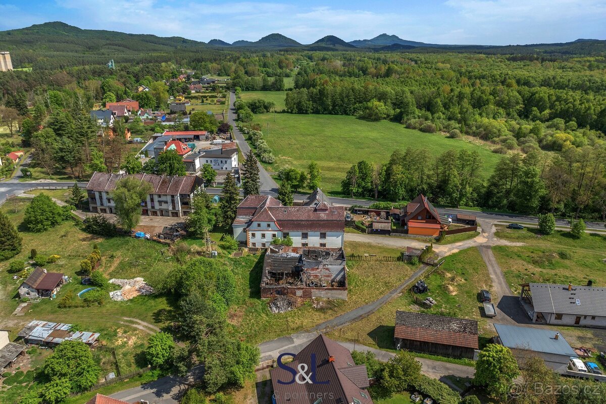 Prodej stavebního pozemku 2 111 m², Jestřebí - možnost výsta