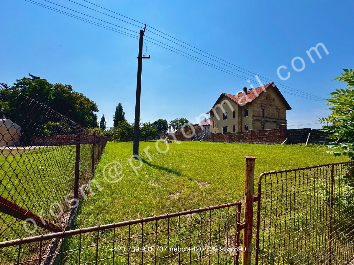 Klidný pozemek s potenciálem stavby (805 m²)
