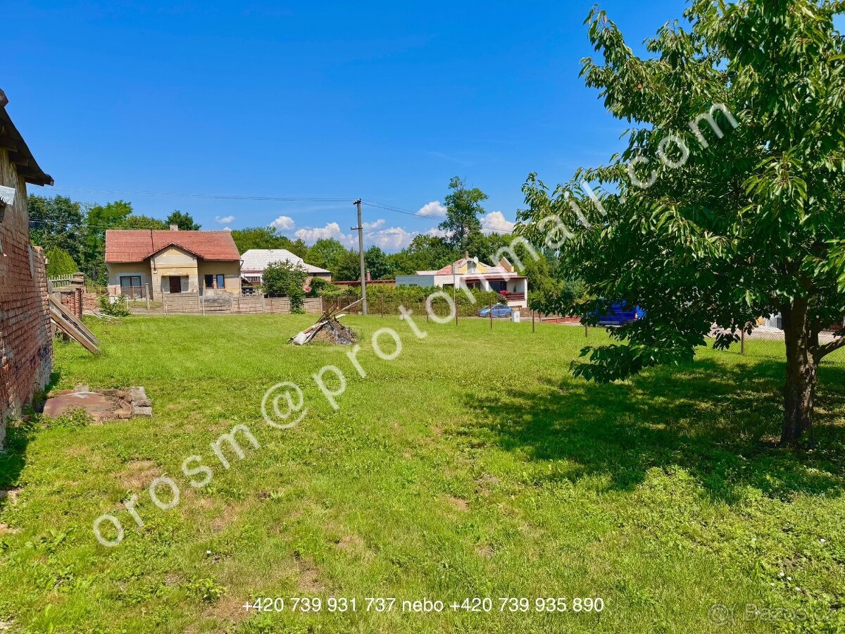 Klidný pozemek s potenciálem stavby (805 m²)