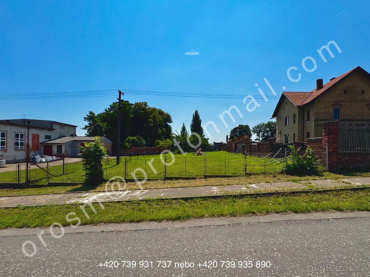 Klidný pozemek s potenciálem stavby (805 m²)