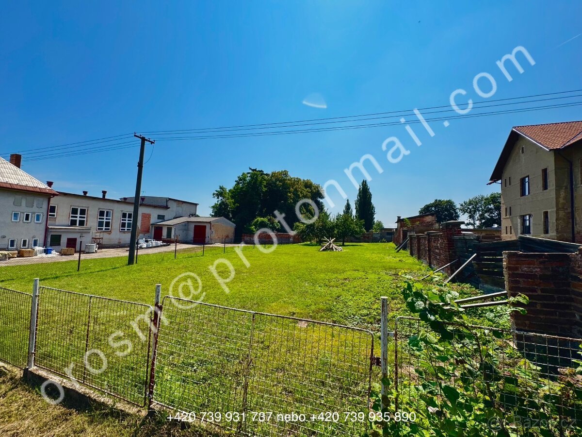 Klidný pozemek s potenciálem stavby (805 m²)