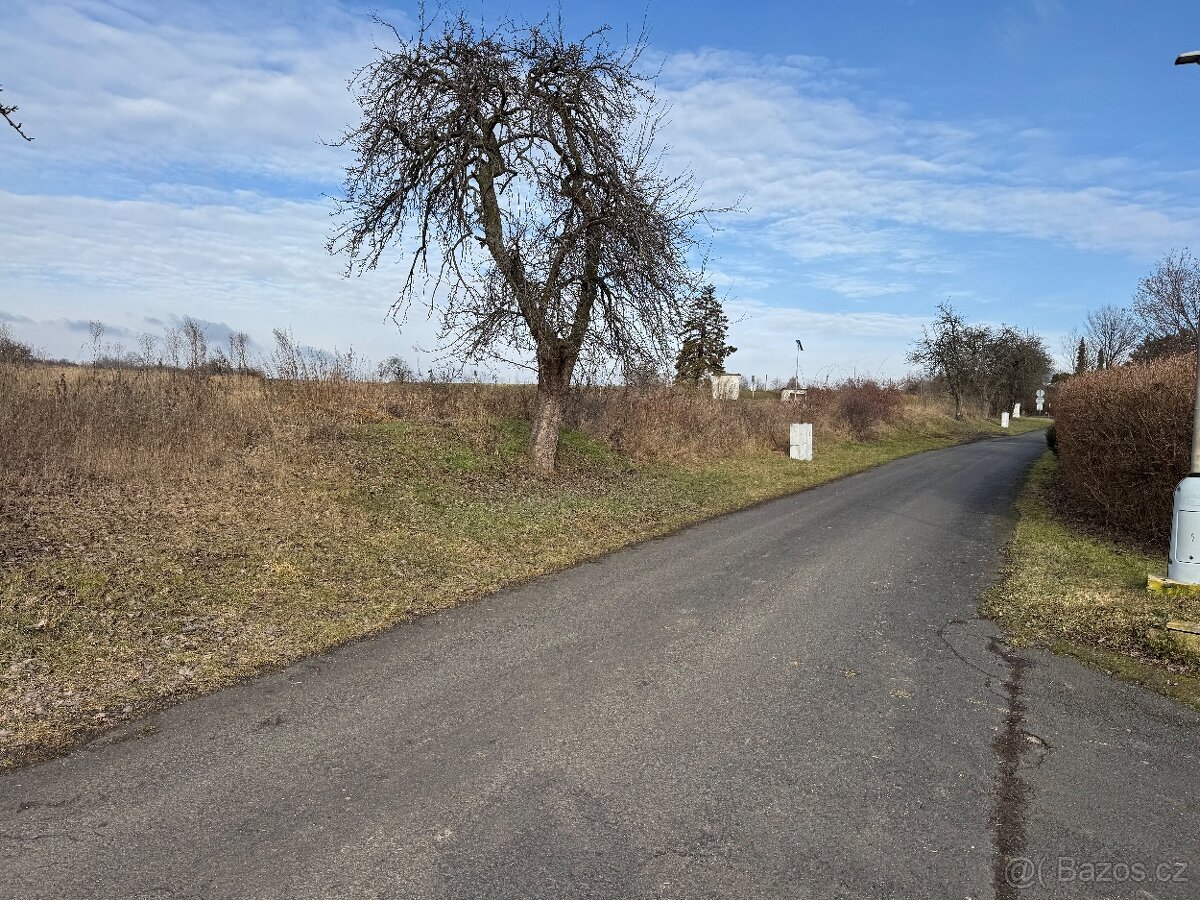 STAVEBNÍ POZEMEK  na výstavbu RD včetně sítí