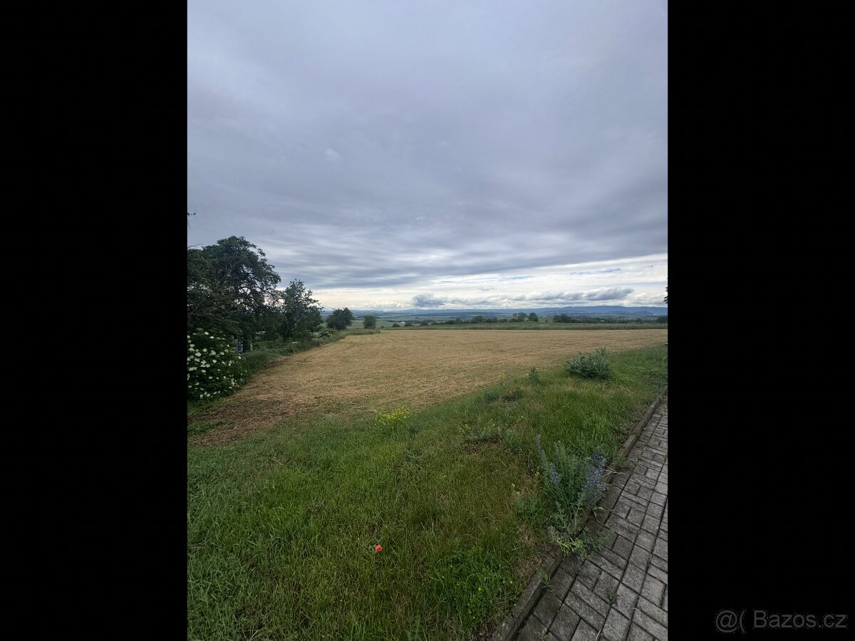 STAVEBNÍ POZEMEK  na výstavbu RD včetně sítí