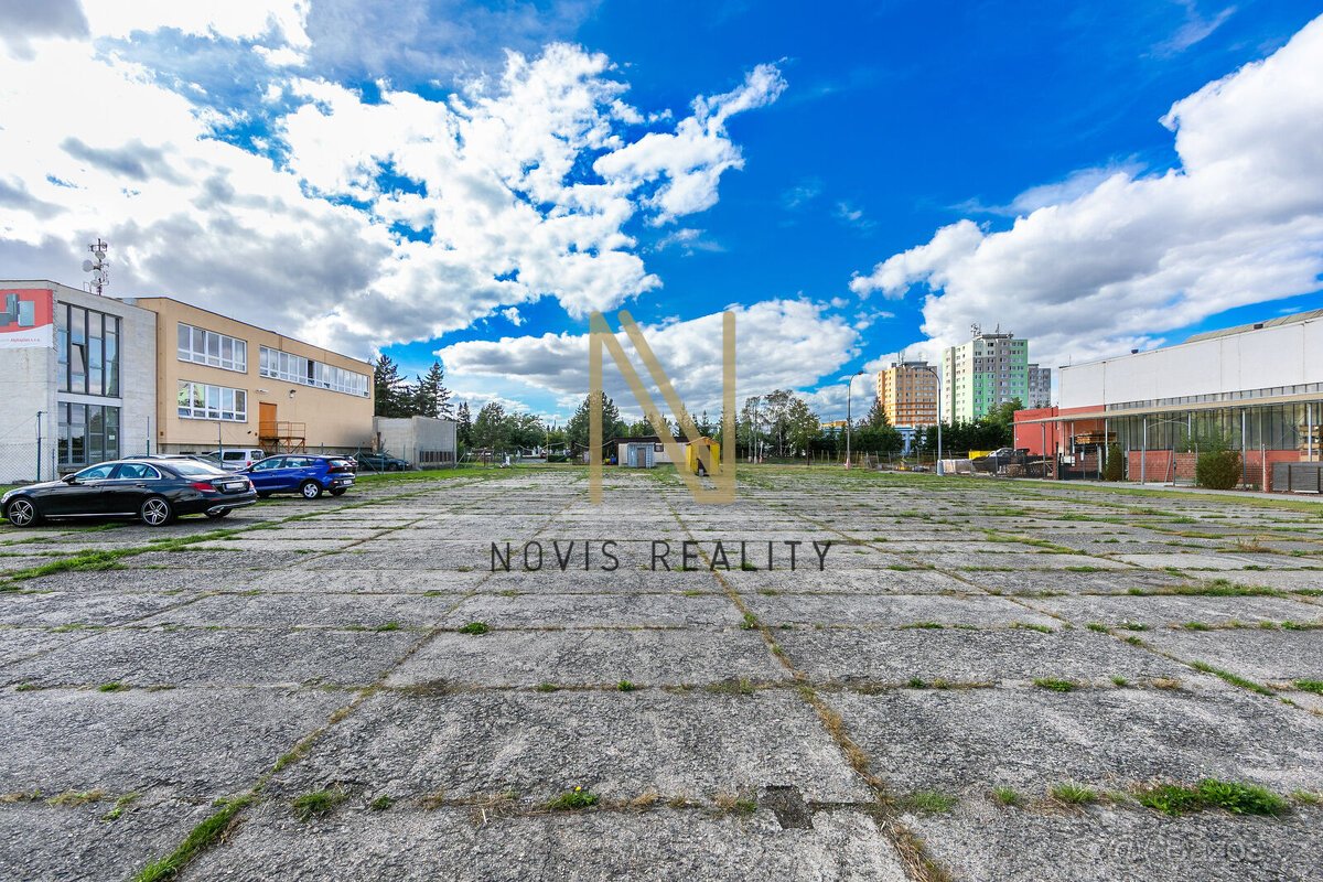 Pronájem zpevněné parkovací - skladovací plochy 1 500 m² – P