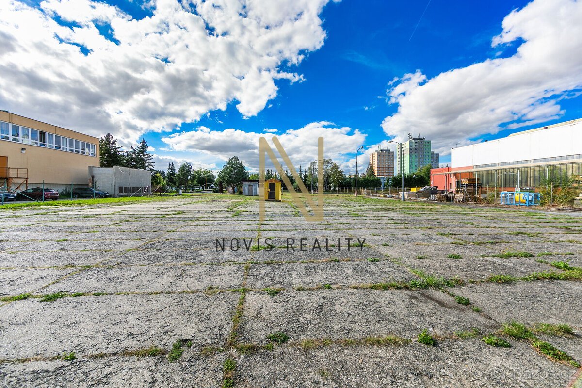 Pronájem zpevněné parkovací - skladovací plochy 1 500 m² – P