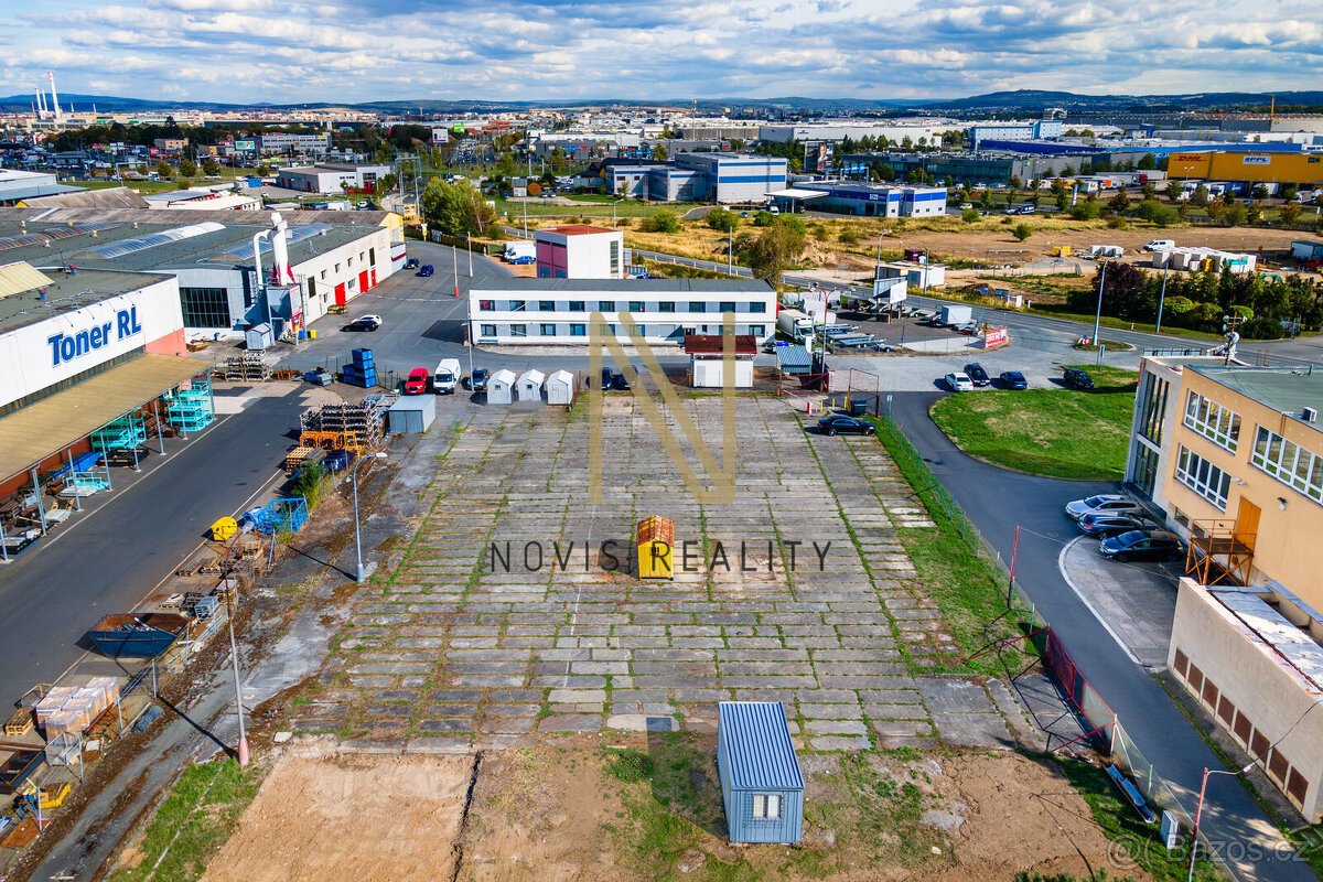 Pronájem zpevněné parkovací - skladovací plochy 1 500 m² – P