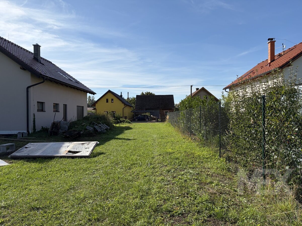 Prodej stavebního pozemku 999 m² – obec Sadová