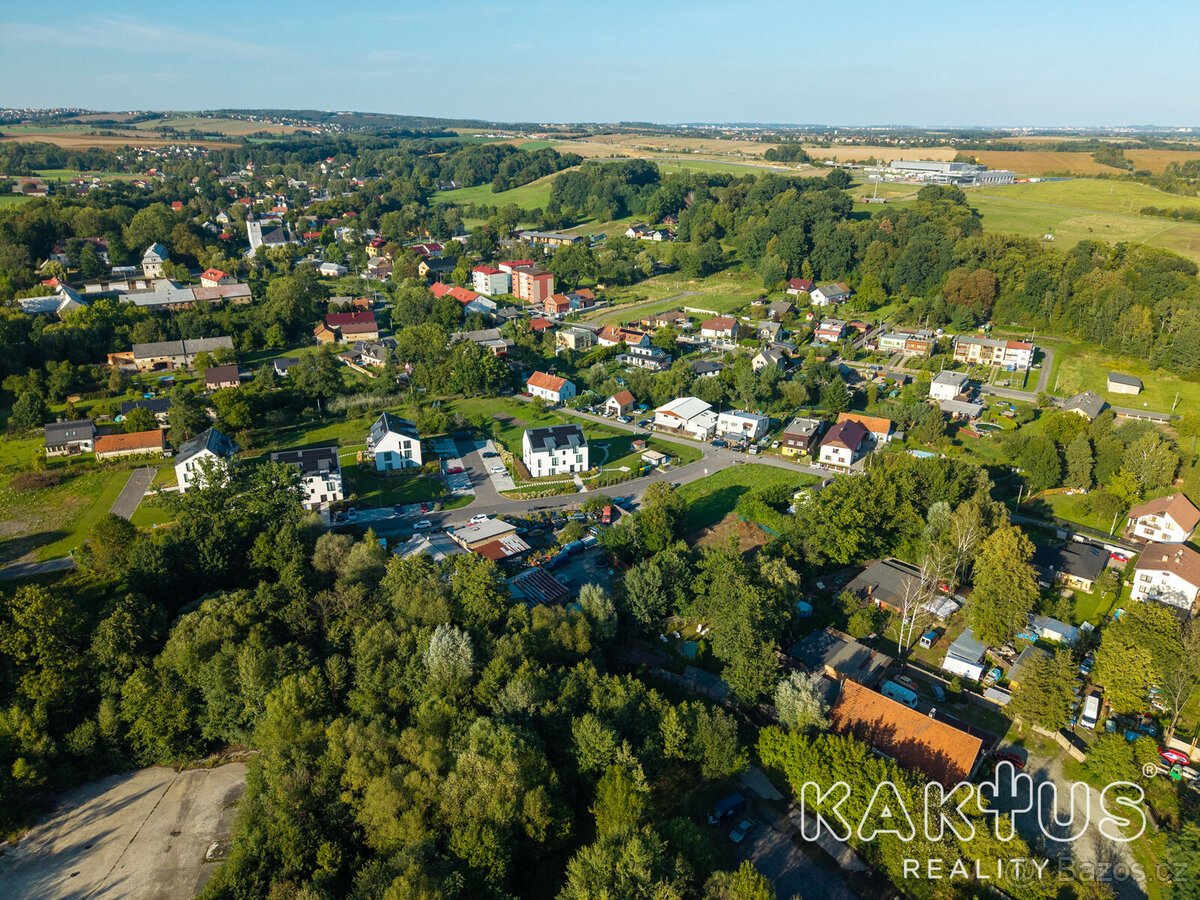 Exkluzivní stavební pozemek s perfektní dostupností do Ostra