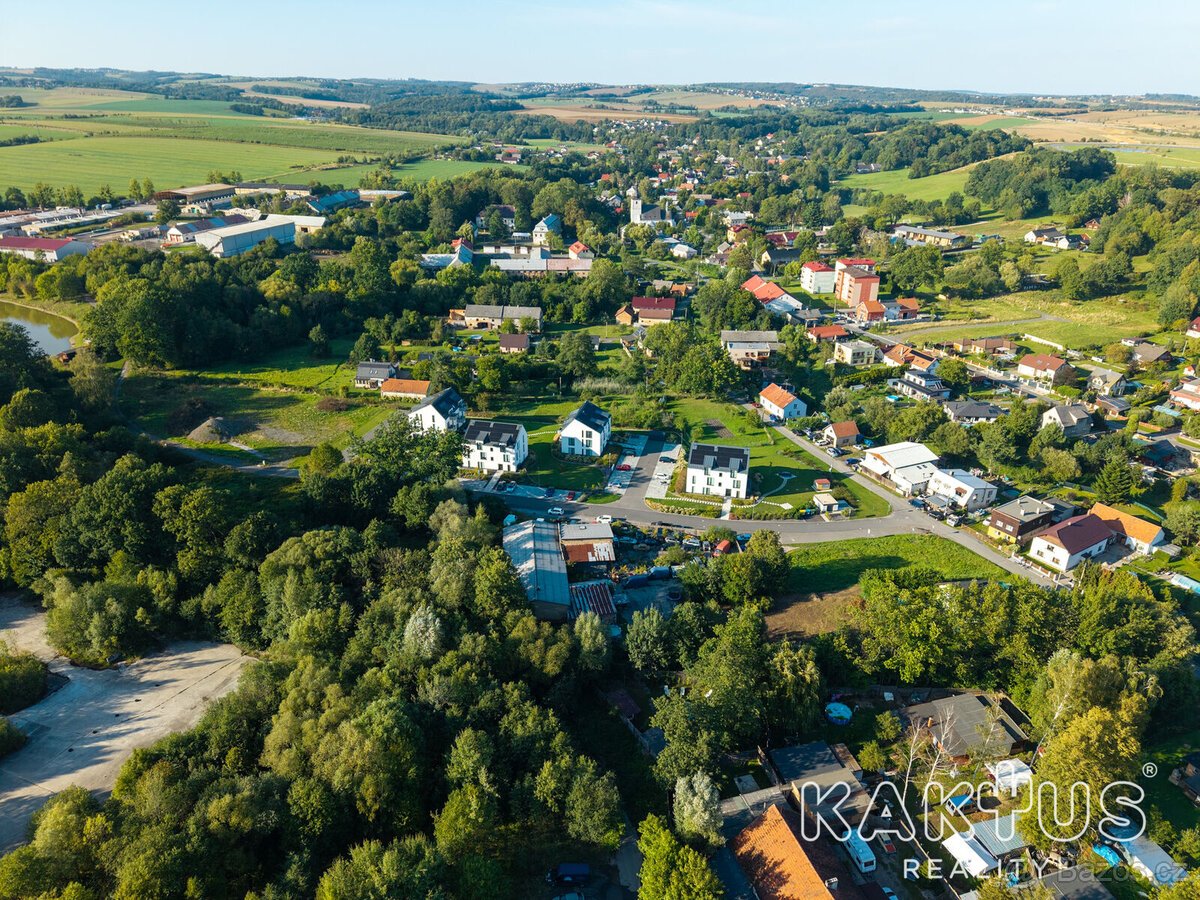 Exkluzivní stavební pozemek s perfektní dostupností do Ostra