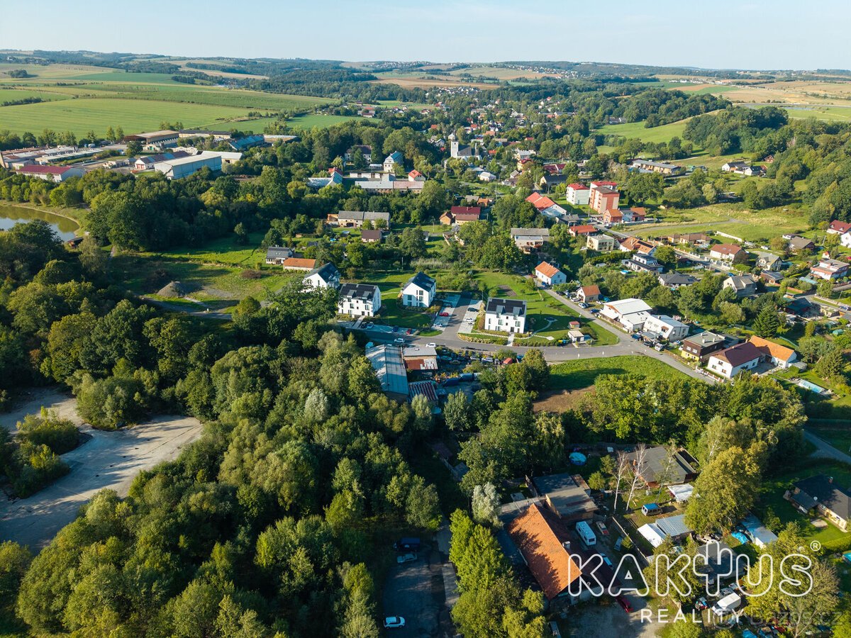 Exkluzivní stavební pozemek s perfektní dostupností do Ostra