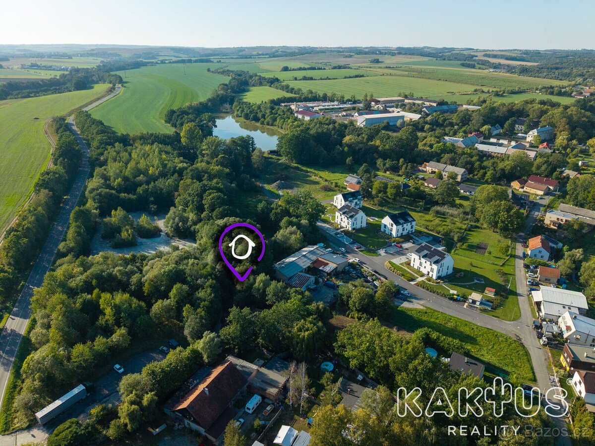 Exkluzivní stavební pozemek s perfektní dostupností do Ostra