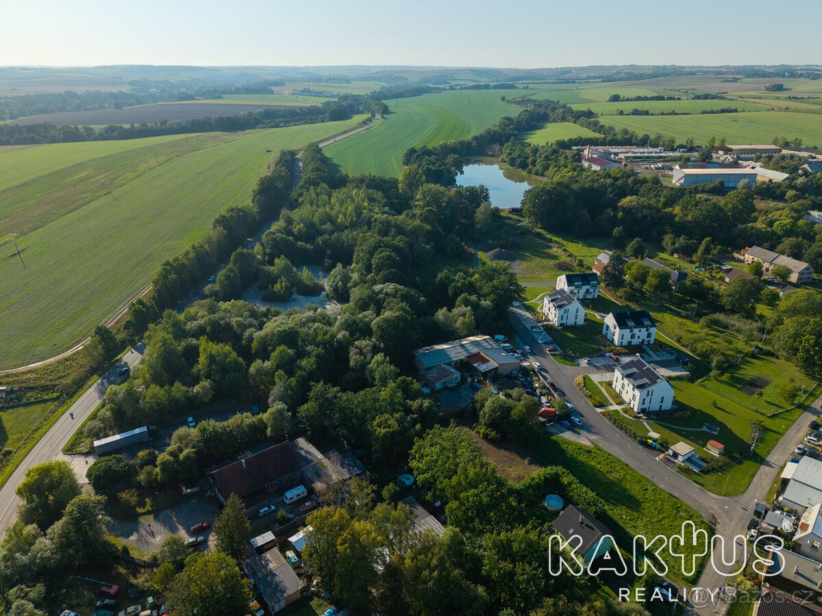Exkluzivní stavební pozemek s perfektní dostupností do Ostra
