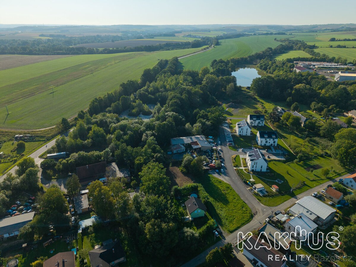 Exkluzivní stavební pozemek s perfektní dostupností do Ostra