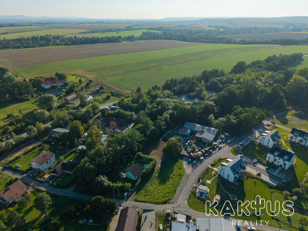 Exkluzivní stavební pozemek s perfektní dostupností do Ostra