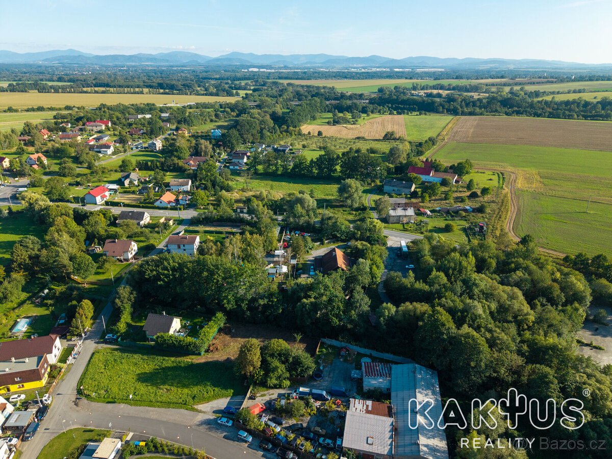 Exkluzivní stavební pozemek s perfektní dostupností do Ostra