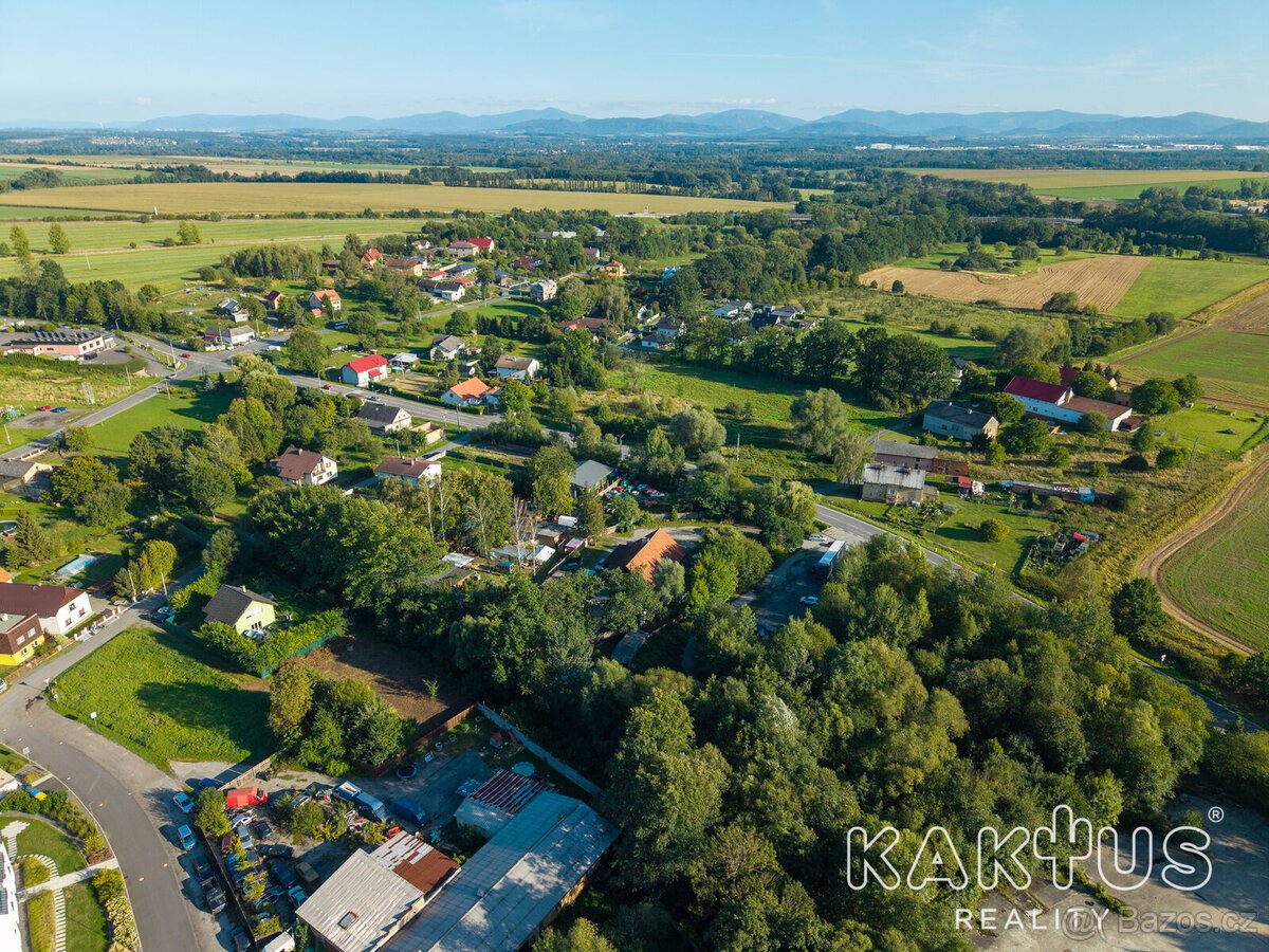 Exkluzivní stavební pozemek s perfektní dostupností do Ostra