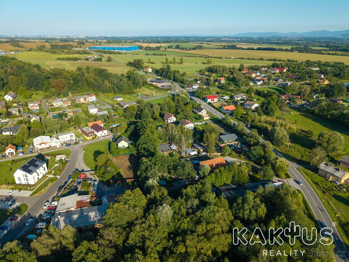 Exkluzivní stavební pozemek s perfektní dostupností do Ostra