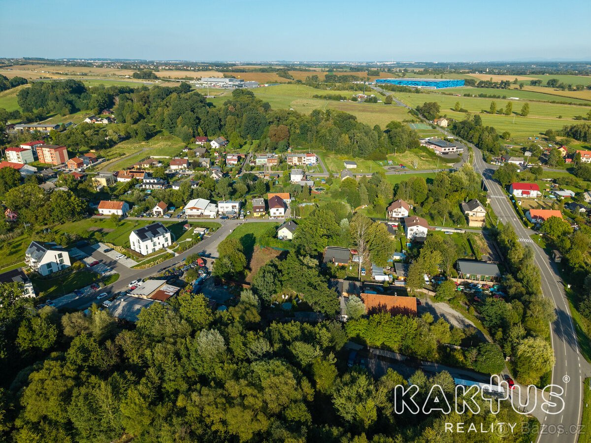 Exkluzivní stavební pozemek s perfektní dostupností do Ostra