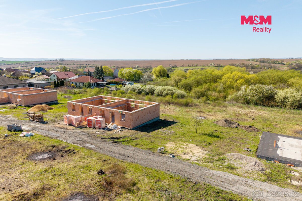 Prodej pozemku s hrubou stavbou k bydlení, 836 m², Hrušovany