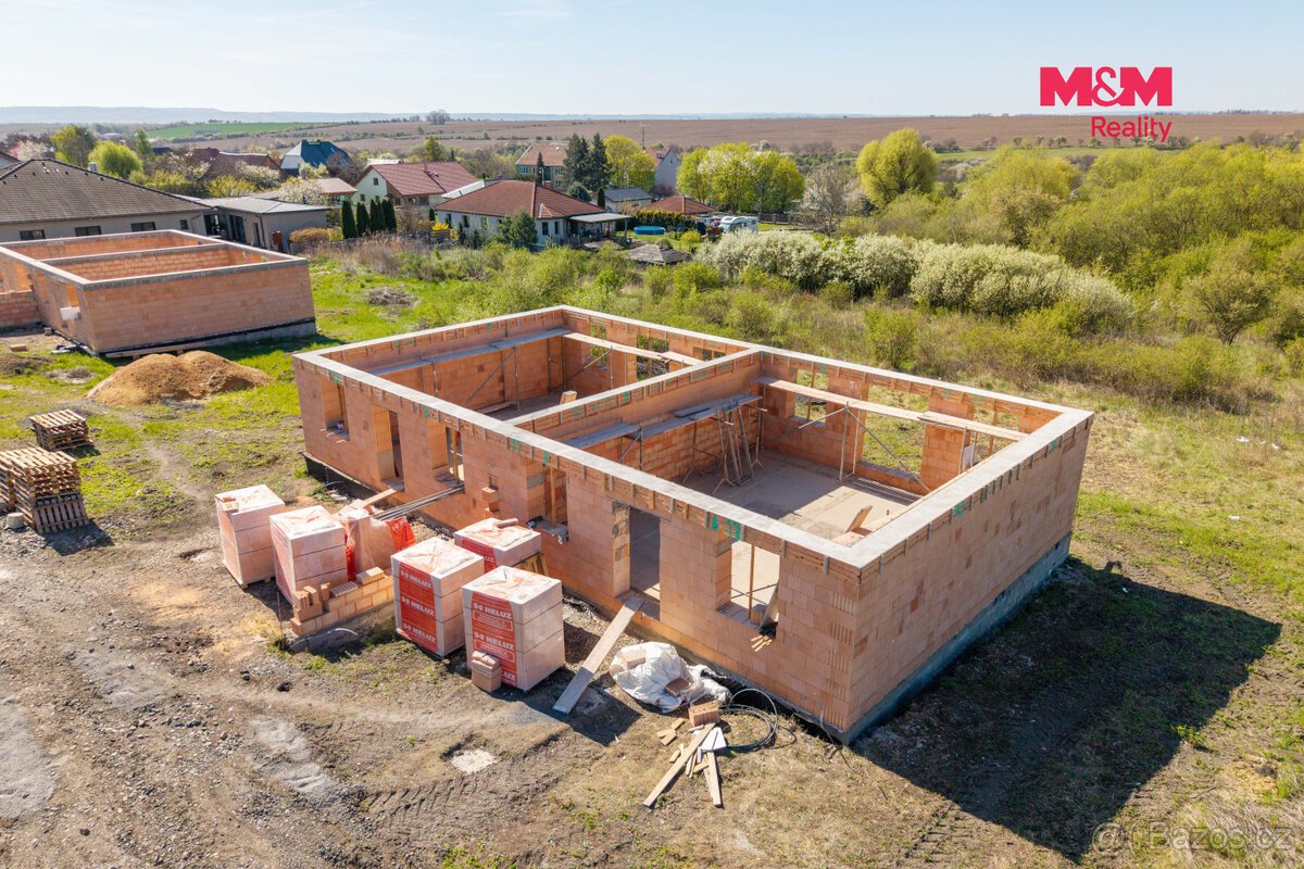 Prodej pozemku s hrubou stavbou k bydlení, 836 m², Hrušovany