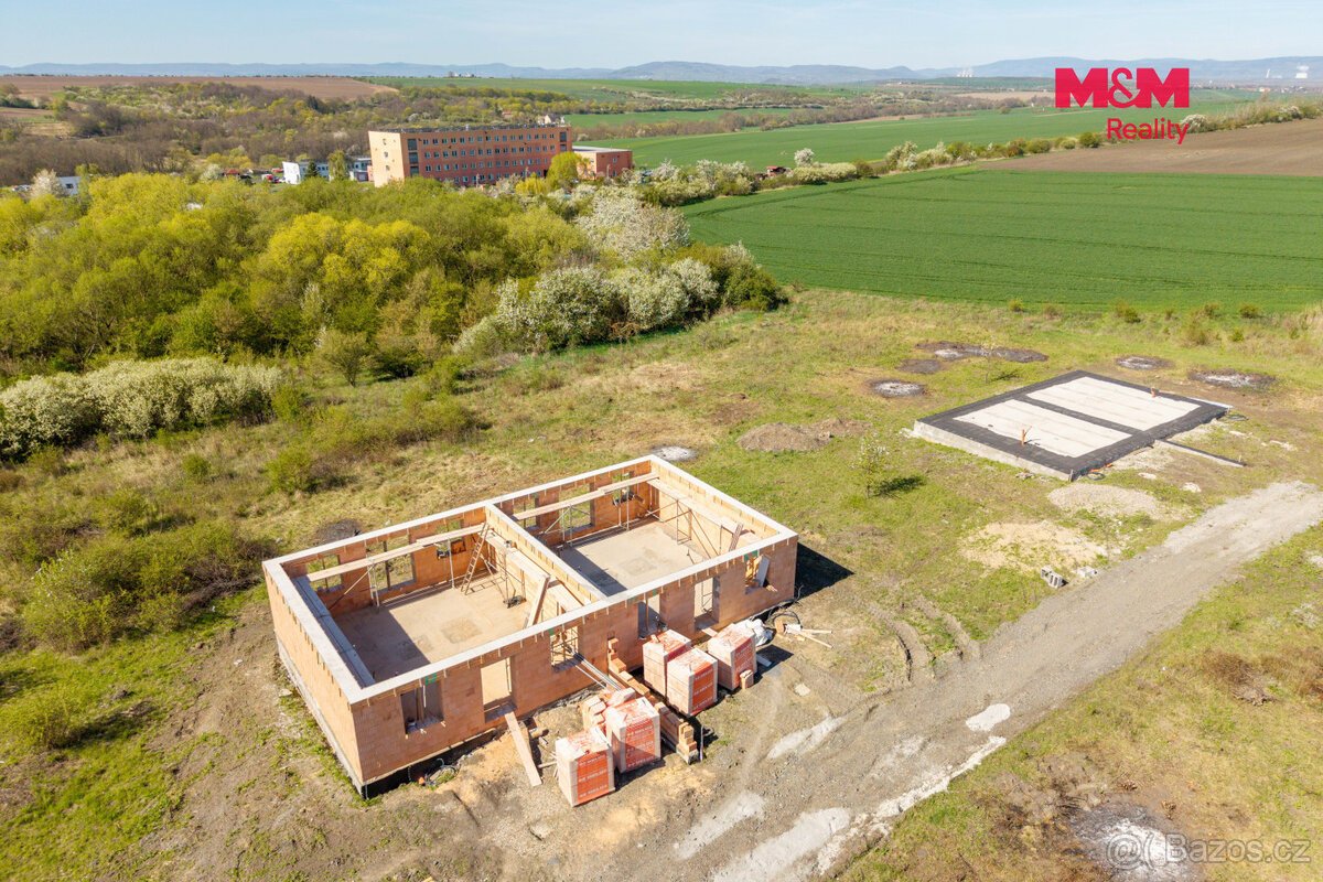 Prodej pozemku s hrubou stavbou k bydlení, 836 m², Hrušovany