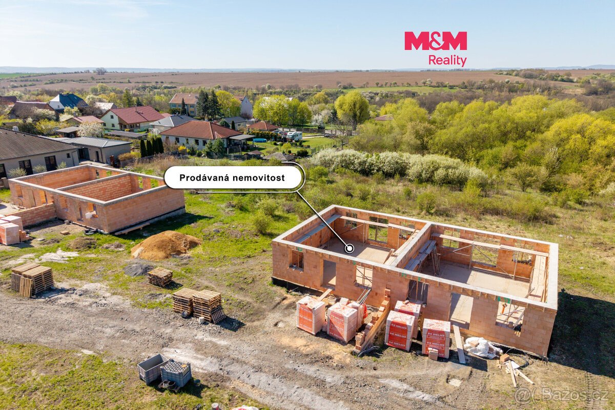 Prodej pozemku s hrubou stavbou k bydlení, 831 m², Hrušovany