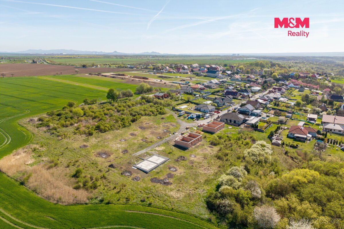 Prodej pozemku s hrubou stavbou k bydlení, 831 m², Hrušovany