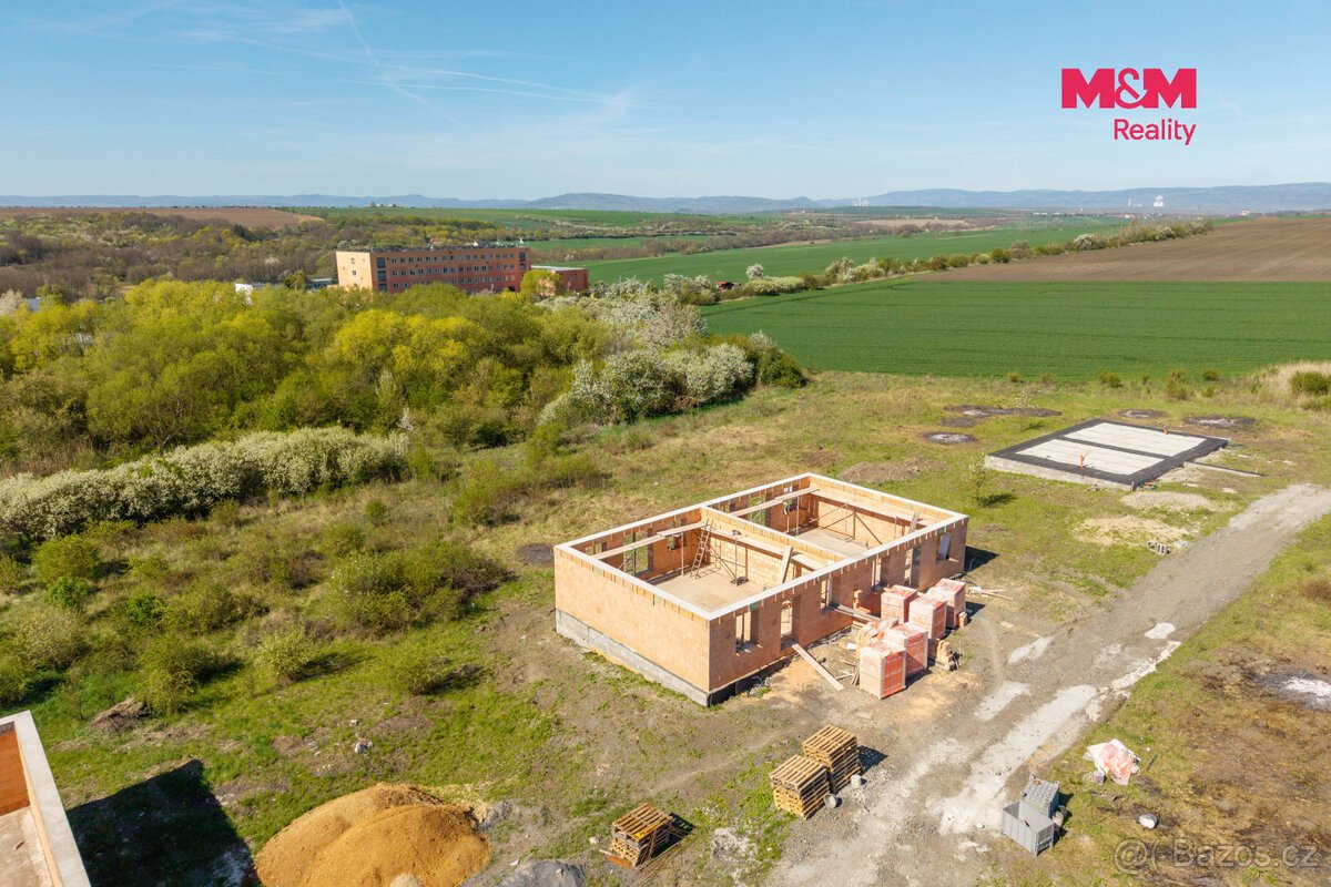 Prodej pozemku s hrubou stavbou k bydlení, 831 m², Hrušovany