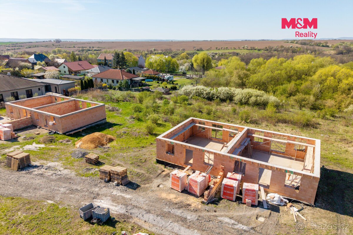 Prodej pozemku s hrubou stavbou k bydlení, 831 m², Hrušovany
