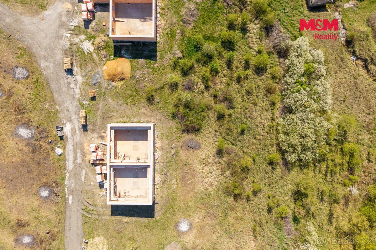 Prodej pozemku s hrubou stavbou k bydlení, 831 m², Hrušovany