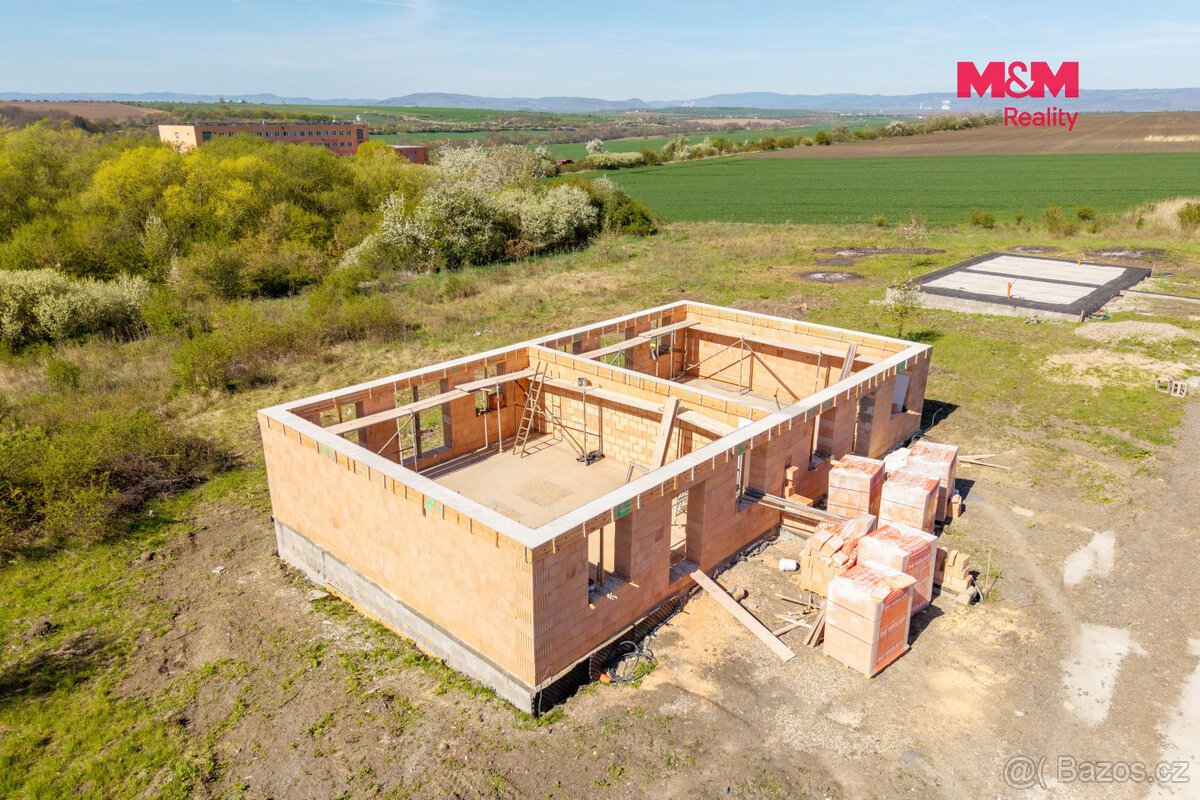 Prodej pozemku s hrubou stavbou k bydlení, 831 m², Hrušovany