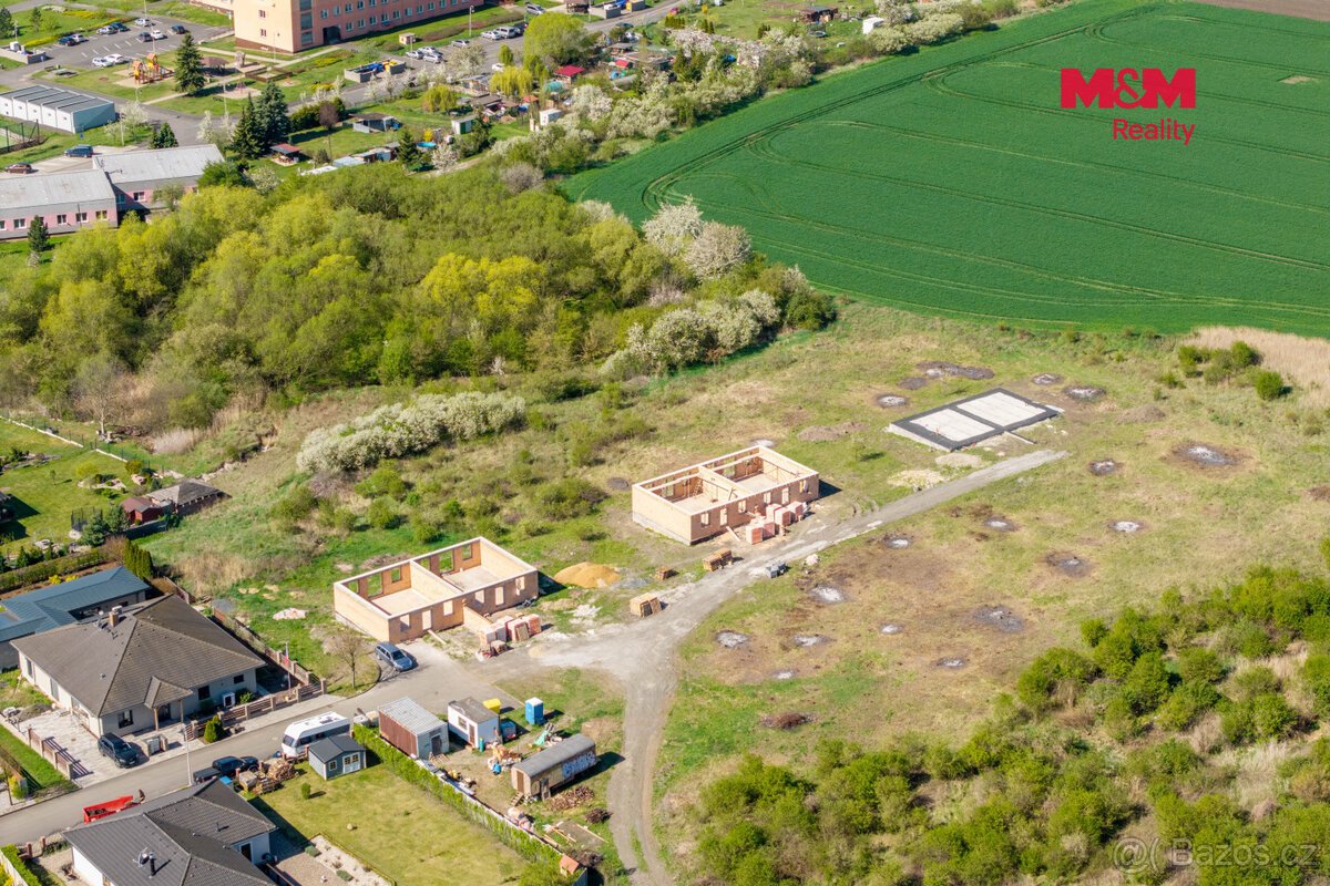 Prodej pozemku s hrubou stavbou k bydlení, 831 m², Hrušovany