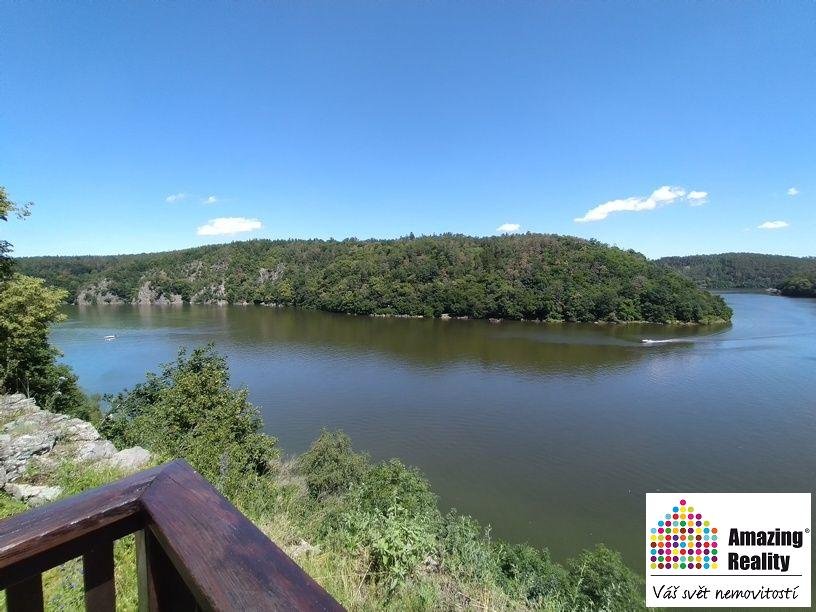 Prodej pozemku o celkové výměře 6.704 m2, v obci Zvíkovské P