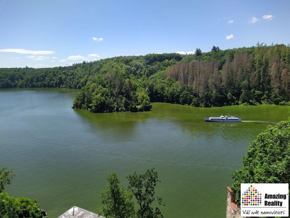 Prodej pozemku o celkové výměře 6.704 m2, v obci Zvíkovské P