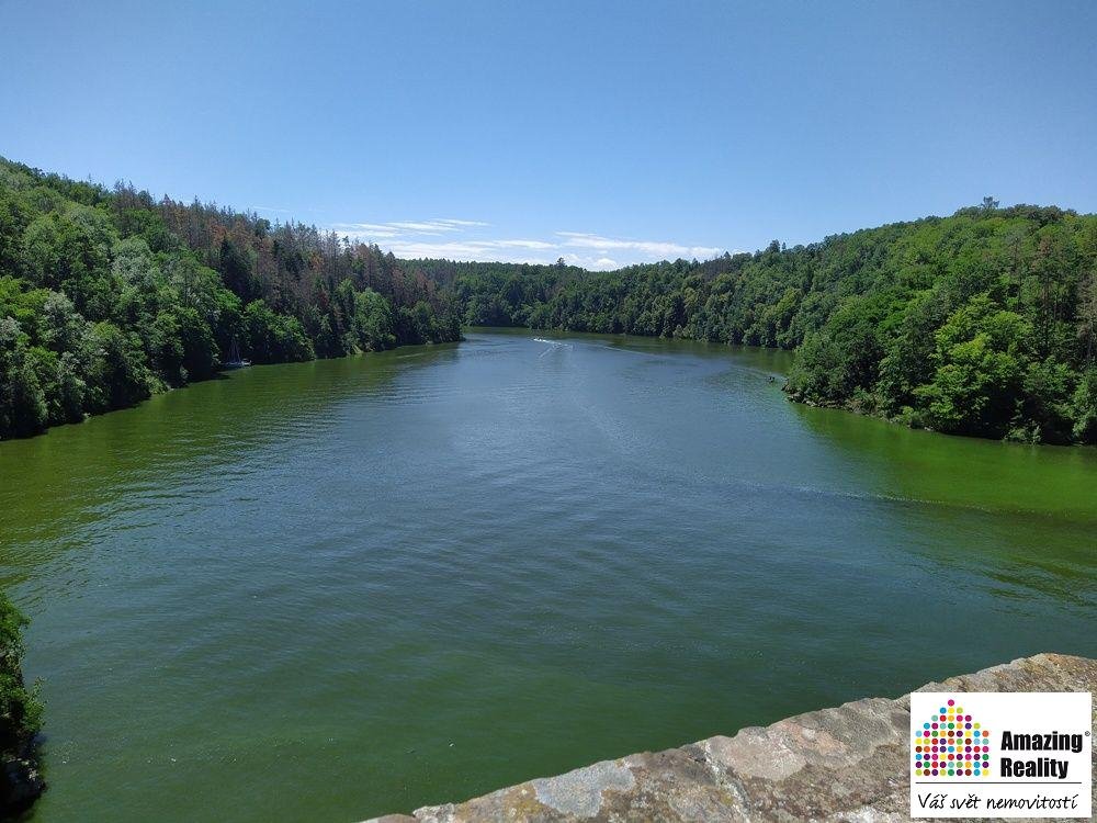 Prodej pozemku o celkové výměře 6.704 m2, v obci Zvíkovské P