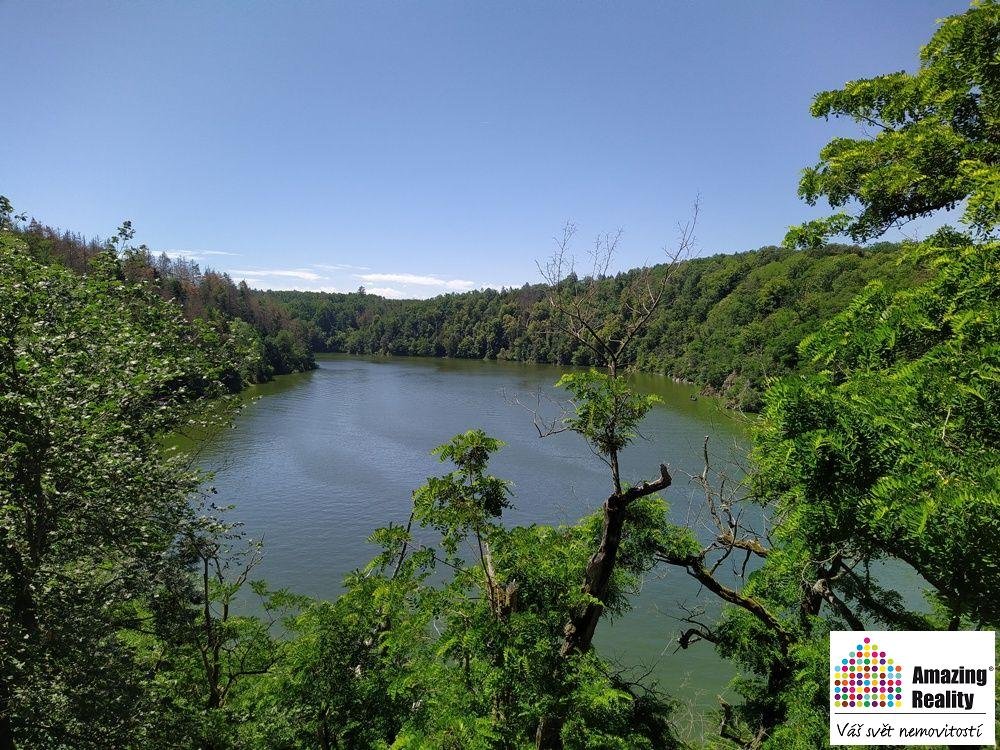 Prodej pozemku o celkové výměře 6.704 m2, v obci Zvíkovské P