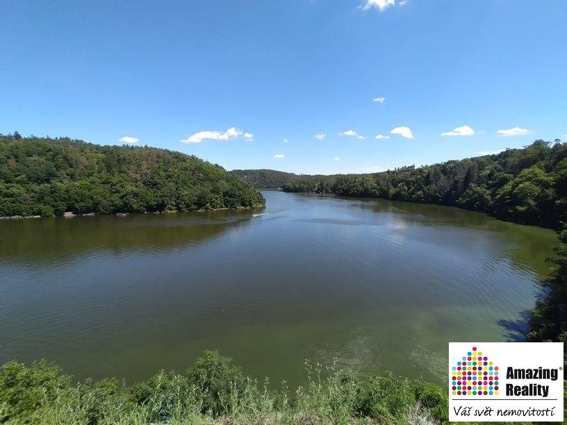 Prodej pozemku o celkové výměře 6.704 m2, v obci Zvíkovské P