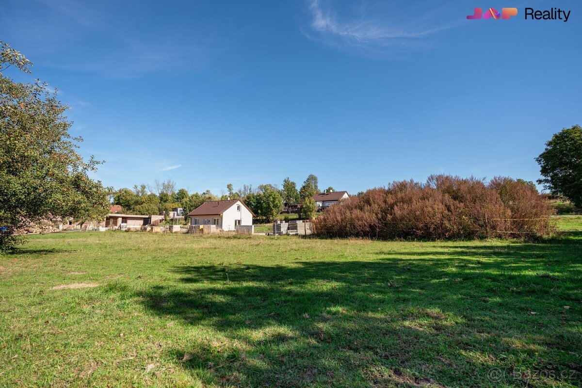 Prodej stavebního pozemku 856 m², Benátky, ev.č. 00191