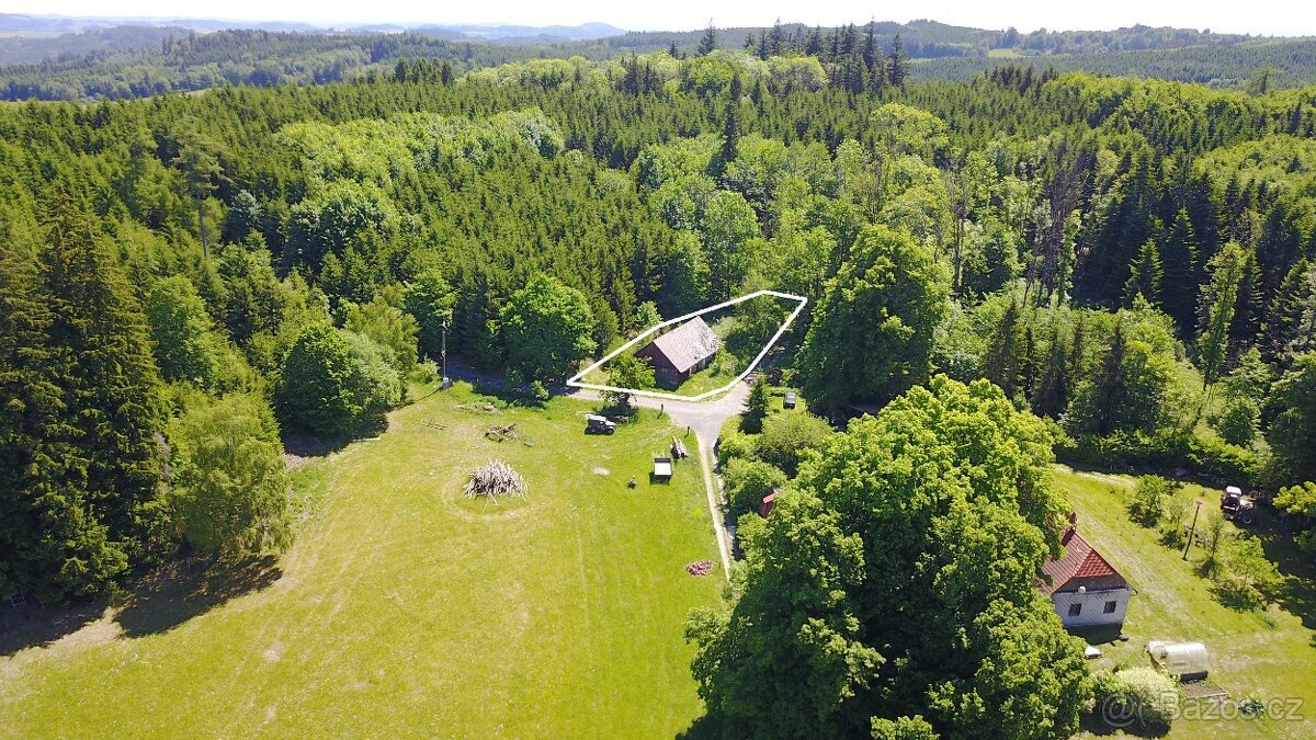 Výjimečný soubor pozemků na polosamotě v lese – 853 m²