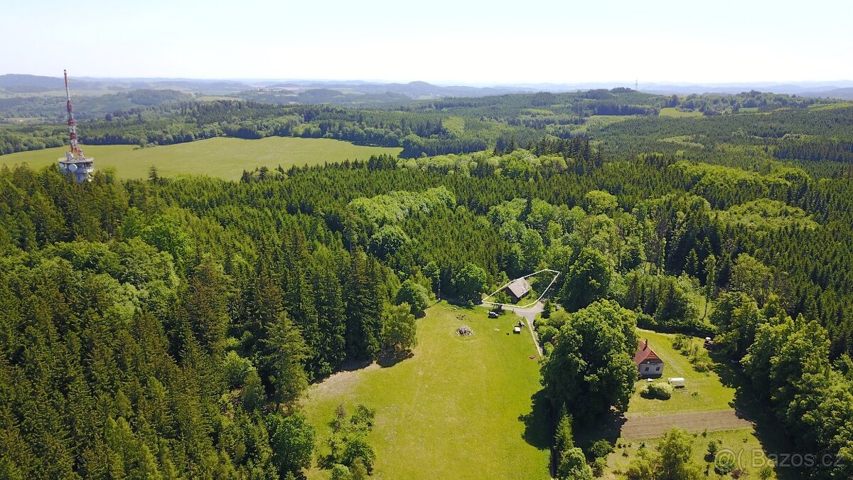 Výjimečný soubor pozemků na polosamotě v lese – 853 m²