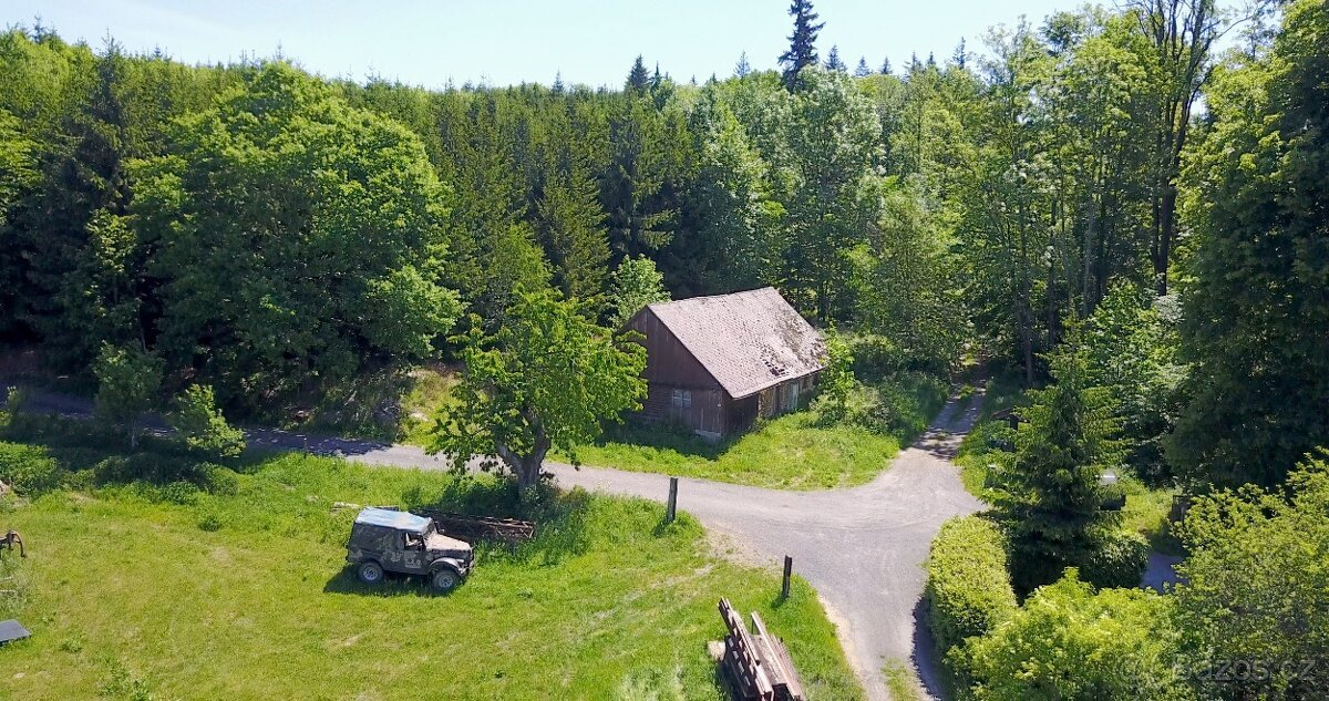 Výjimečný soubor pozemků na polosamotě v lese – 853 m²